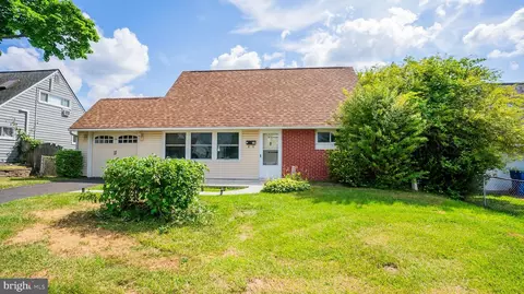 14 Pumpkin Hill Rd, Levittown, PA 19056