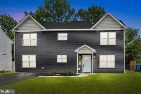 12 Goldenridge Dr, Levittown, PA 19057