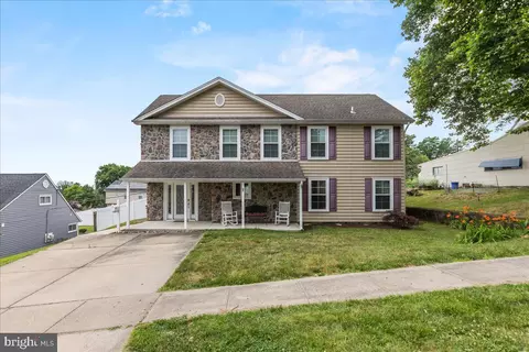 47 Hollyhock Ln, Levittown, PA 19055