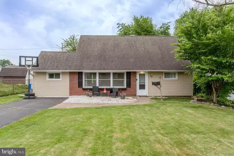 10 Barberry Ln, Levittown, PA 19054