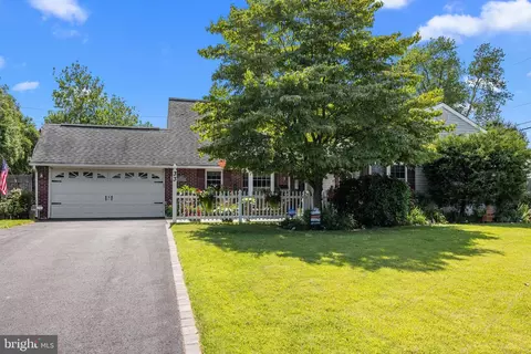 33 Sugarplum Rd, Levittown, PA 19056