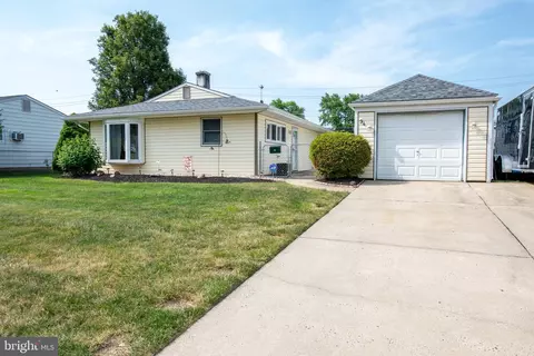 94 Indian Creek Dr, Levittown, PA 19057