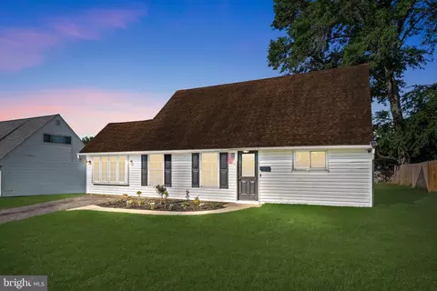11 Honey Locust Rd, Levittown, PA 19056