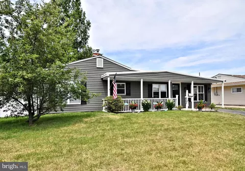 260 Lakeside Dr, Levittown, PA 19054