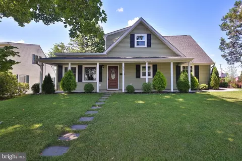 37 Ambling Ln, Levittown, PA 19055