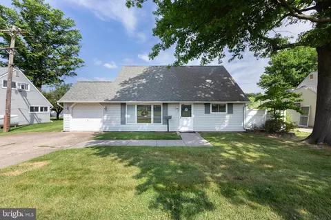 35 Harmony Rd, Levittown, PA 19056