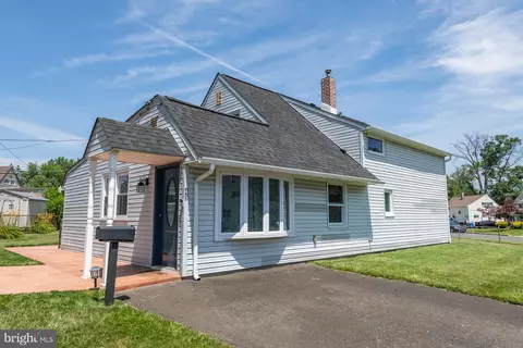 45 Wildflower Rd, Levittown, PA 19057