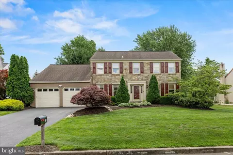 18 Crestview Dr, Holland, PA 18966