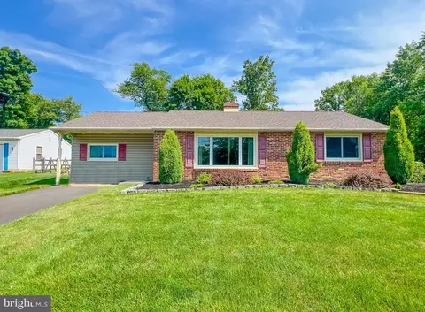15 North Dr, Holland, PA 18966