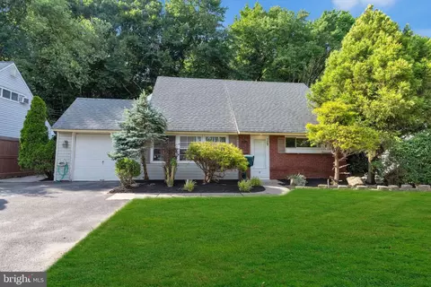 129 Village Ln, Levittown, PA 19054