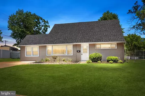 41 Peony Rd, Levittown, PA 19056