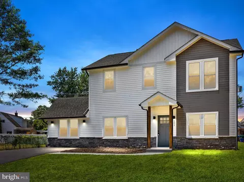 101 Plumbridge Dr, Levittown, PA 19056