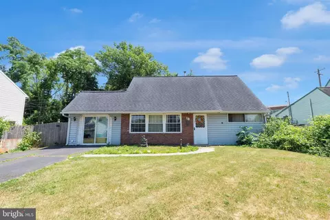 18 Plumbridge Dr, Levittown, PA 19056