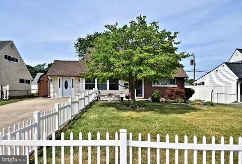 33 Jewel Ln, Levittown, PA 19055