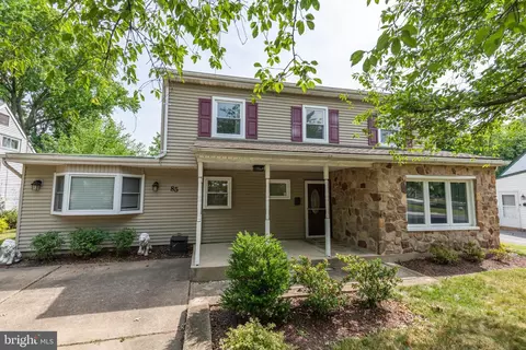 85 Whitewood Dr, Levittown, PA 19057