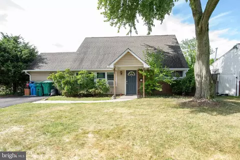 15 Plumtree Rd, Levittown, PA 19057