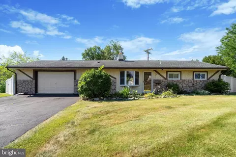 24 Boulder Ln, Levittown, PA 19054
