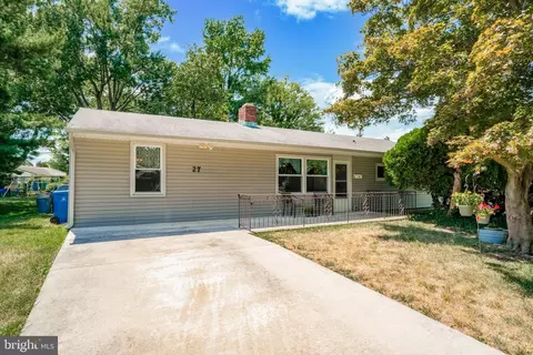 27 Boston Ivy Rd, Levittown, PA 19057