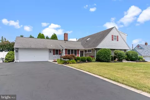 51 Rockwood Rd, Levittown, PA 19056