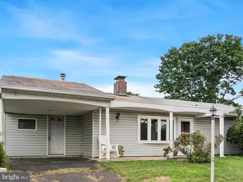 162 Farmbrook Dr, Levittown, PA 19055