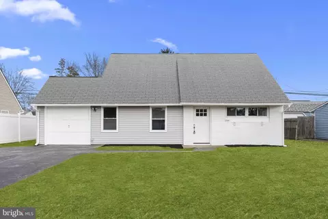34 Kindle Ln, Levittown, PA 19055