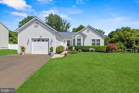 72 Fairway Dr, Langhorne, PA 19047
