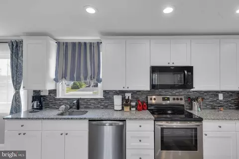 25 Easter Ln, Levittown, PA 19054