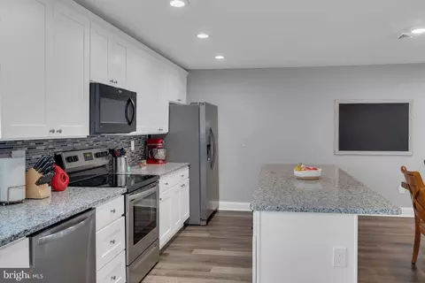 25 Easter Ln, Levittown, PA 19054 photo 3