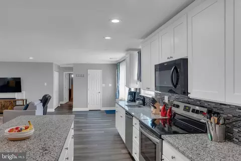 25 Easter Ln, Levittown, PA 19054 photo 4