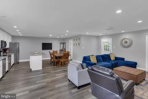 25 Easter Ln, Levittown, PA 19054 photo 2