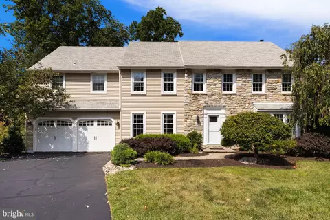33 Treeline Dr, Holland, PA 18966