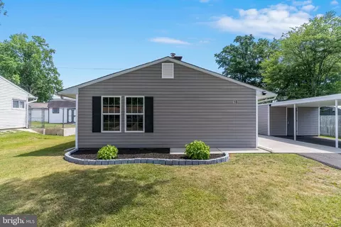 10 Gentle Rd, Levittown, PA 19057