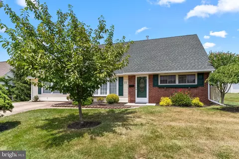 11 Trellis Rd, Levittown, PA 19056