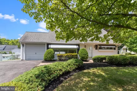 17 Queen Lily Rd, Levittown, PA 19057
