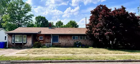 33 Old Pond Rd, Levittown, PA 19057