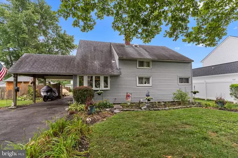 12 Hickory Ln, Levittown, PA 19055