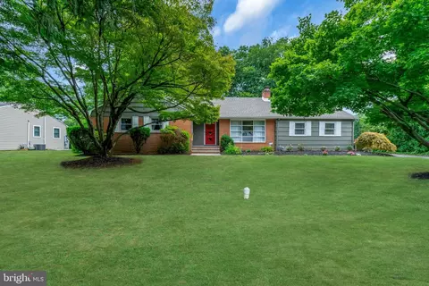 860 Queens Dr, Yardley, PA 19067