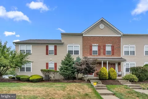 106 Goldfinch Ct #246, Warrington, PA 18976