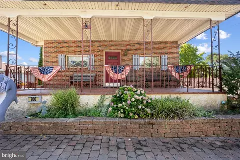 900 Haunted Ln, Bensalem, PA 19020