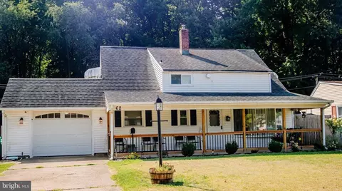 62 Roundwood Ln, Levittown, PA 19055