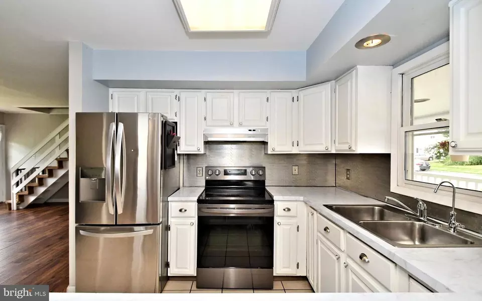 Kitchen - 46 Nestingrock Ln, Levittown, PA 19054 photo 3 of 4