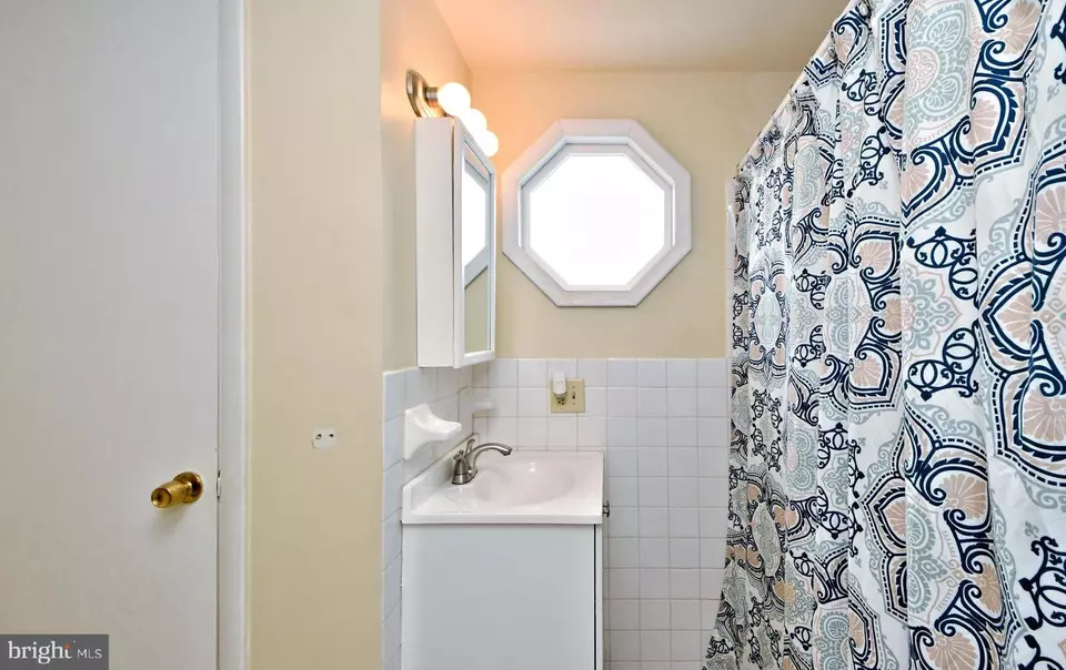 Bath - 46 Nestingrock Ln, Levittown, PA 19054 photo 5 of 6