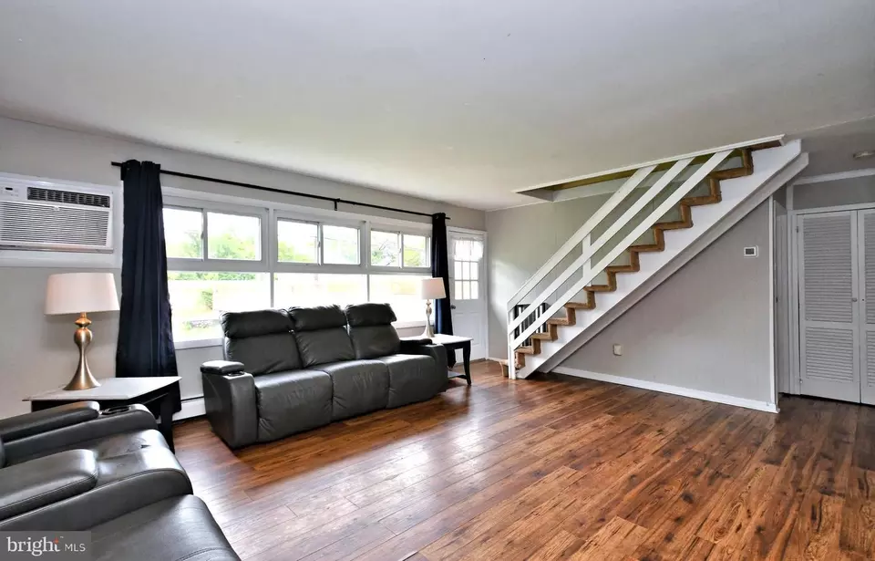Living - 46 Nestingrock Ln, Levittown, PA 19054 photo 3 of 3