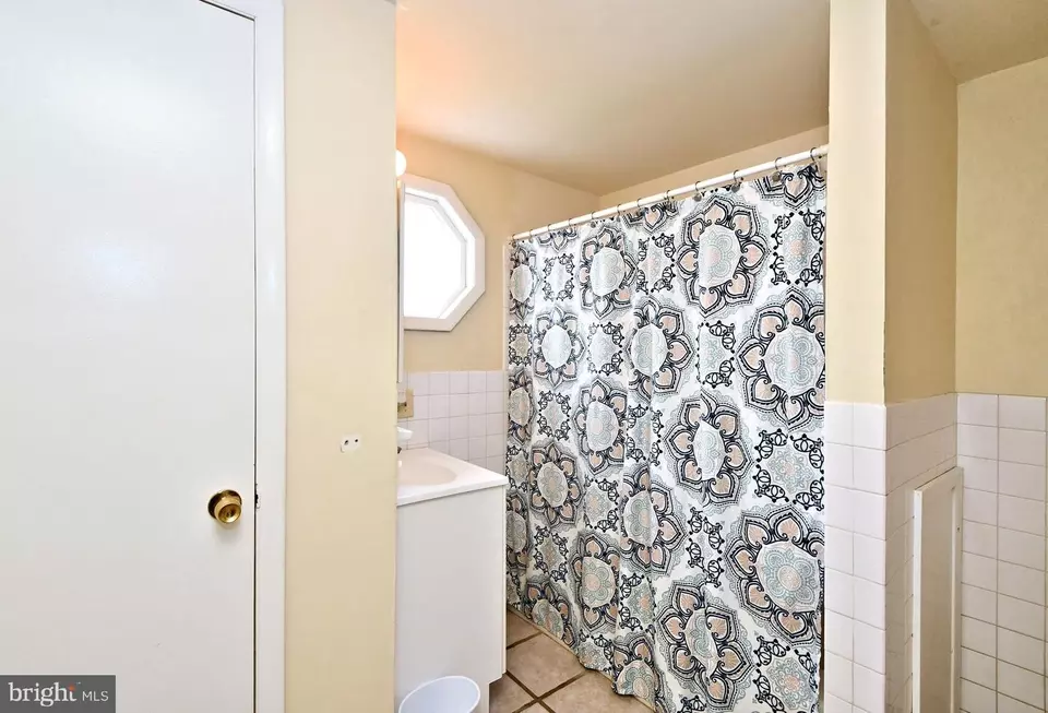 Bath - 46 Nestingrock Ln, Levittown, PA 19054 photo 4 of 6