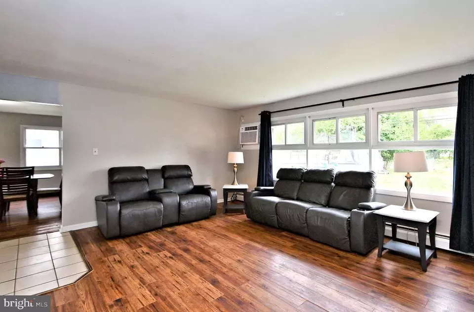 Living - 46 Nestingrock Ln, Levittown, PA 19054 photo 1 of 3