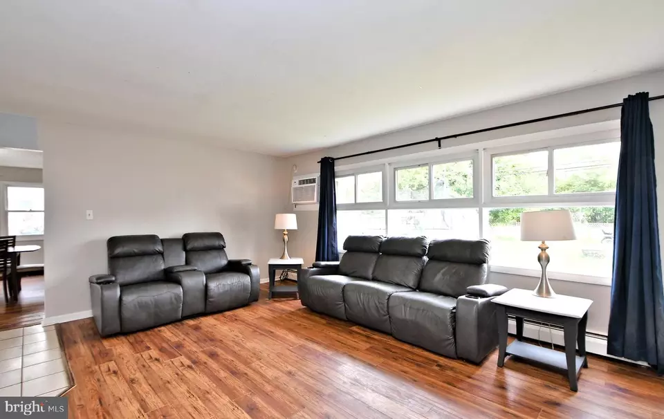Living - 46 Nestingrock Ln, Levittown, PA 19054 photo 2 of 3