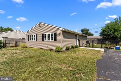 53 Evergreen Ln, Levittown, PA 19054