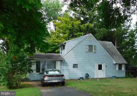 16 Holly Dr, Levittown, PA 19055