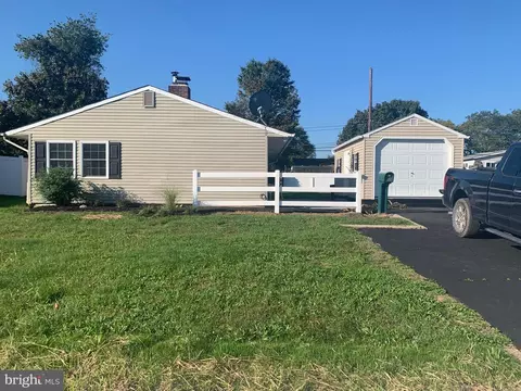 260 Pinewood Dr #E, Levittown, PA 19054