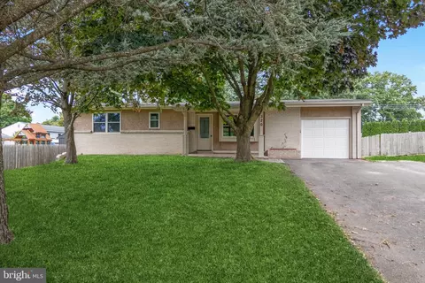 320 Newtown Rd, Warminster, PA 18974